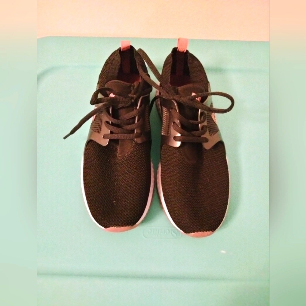 🚨 Last Drop🚨Reebok Women's Black and Pink Tennis shoes size 8